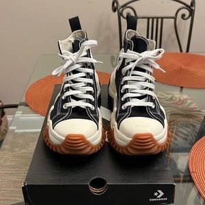 Converse Sz: 6.5 Women’s